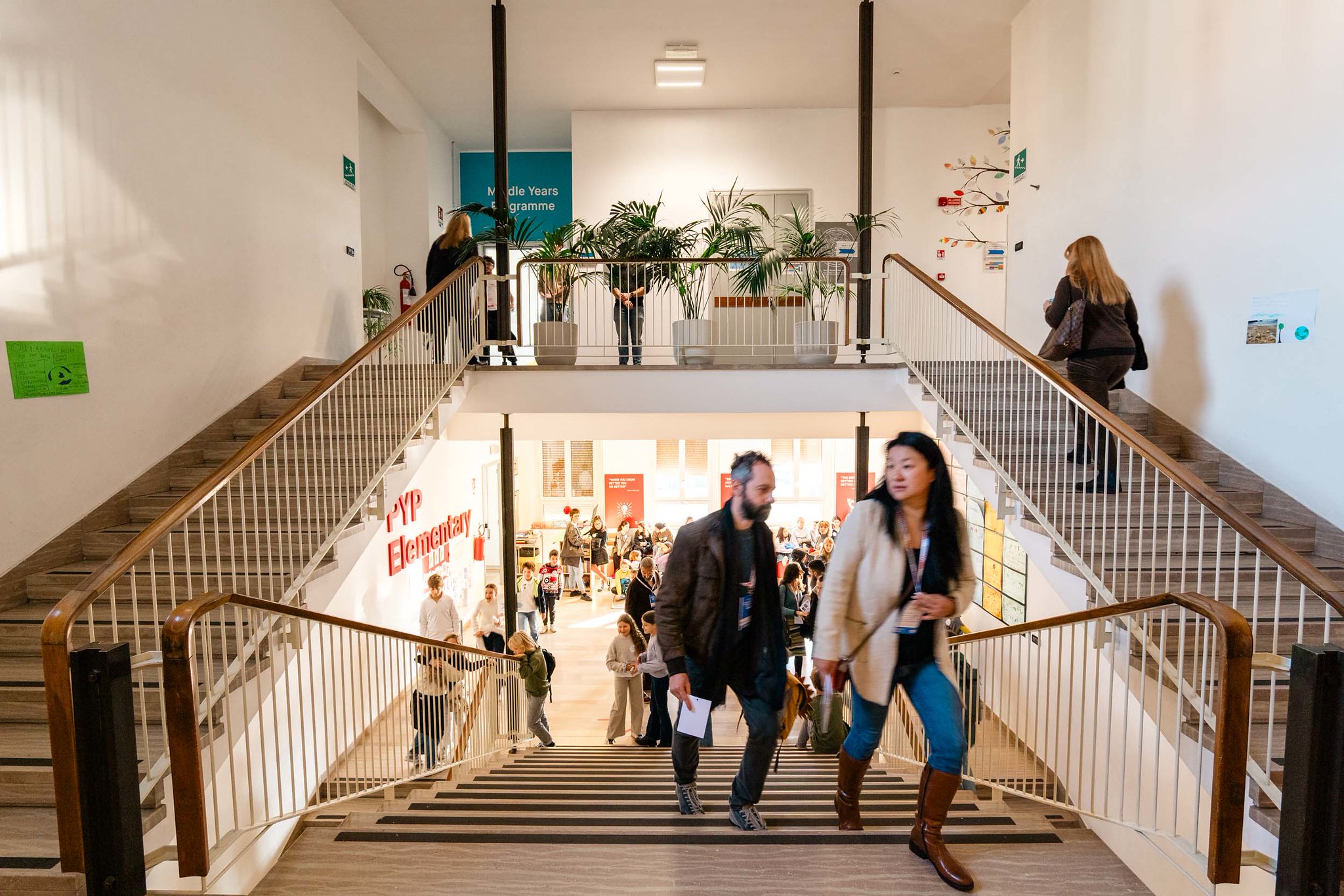 Persone che partecipano a un evento all’interno di uno spazio scolastico, tra attività, incontri e momenti di condivisione.