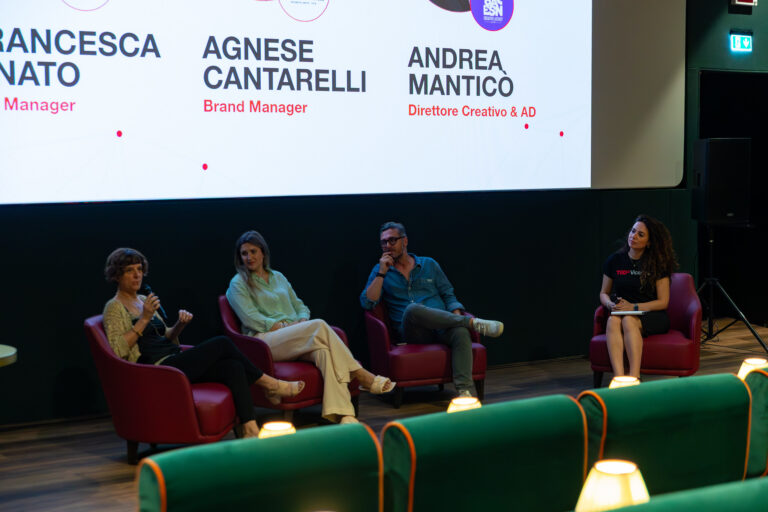 Panel di confronto con professionisti e speaker sul palco, durante un evento TEDxVicenza dedicato a idee, innovazione e business.