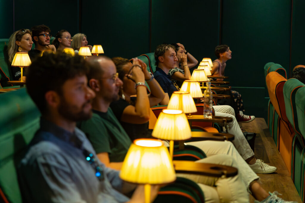 Pubblico riunito durante un evento TEDxVicenza, immerso nell’atmosfera della sala e in attesa dell’inizio dell’incontro.